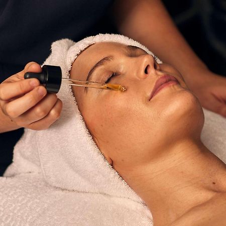 โซฟิเทล ลอนดอน เซนต์เจมส์ Hotel ภายนอก รูปภาพ A woman receiving a facial treatment