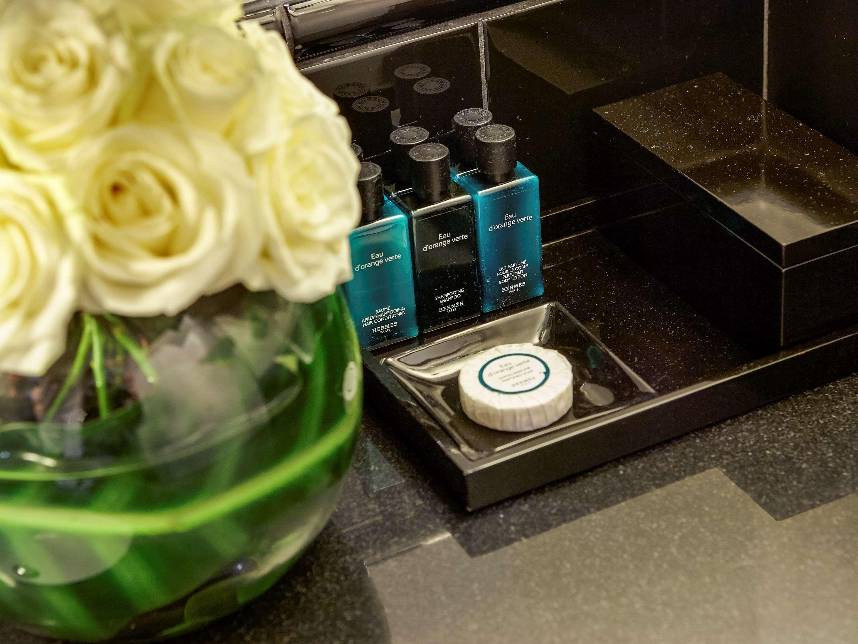 โซฟิเทล ลอนดอน เซนต์เจมส์ Hotel ภายนอก รูปภาพ A selection of amenities
