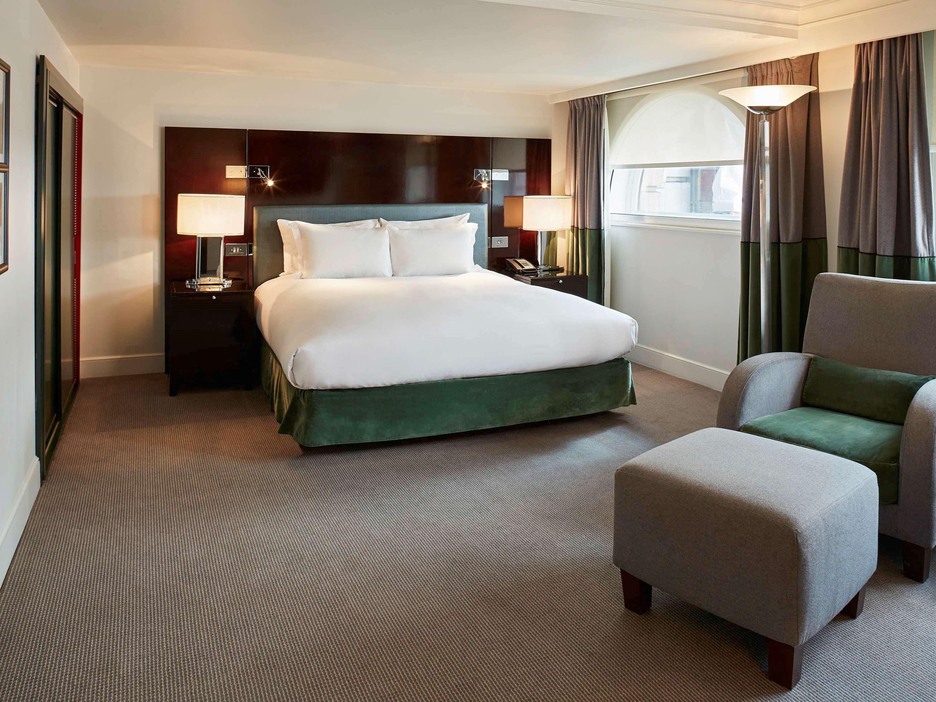 โซฟิเทล ลอนดอน เซนต์เจมส์ Hotel ภายนอก รูปภาพ A bedroom at the InterContinental London Park Lane