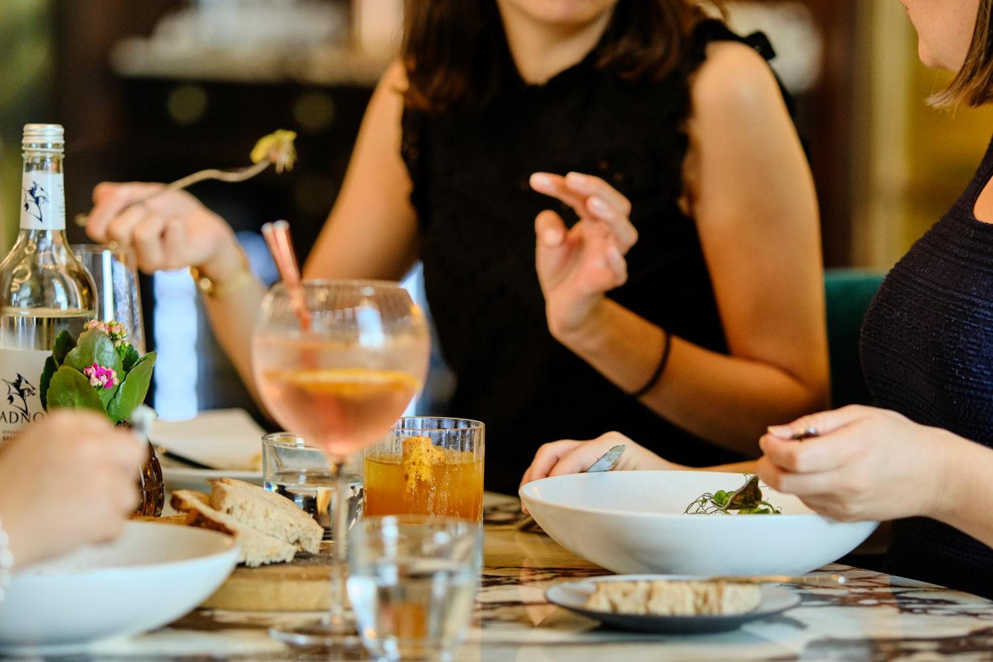 โซฟิเทล ลอนดอน เซนต์เจมส์ Hotel ภายนอก รูปภาพ A woman eating with a knife and fork