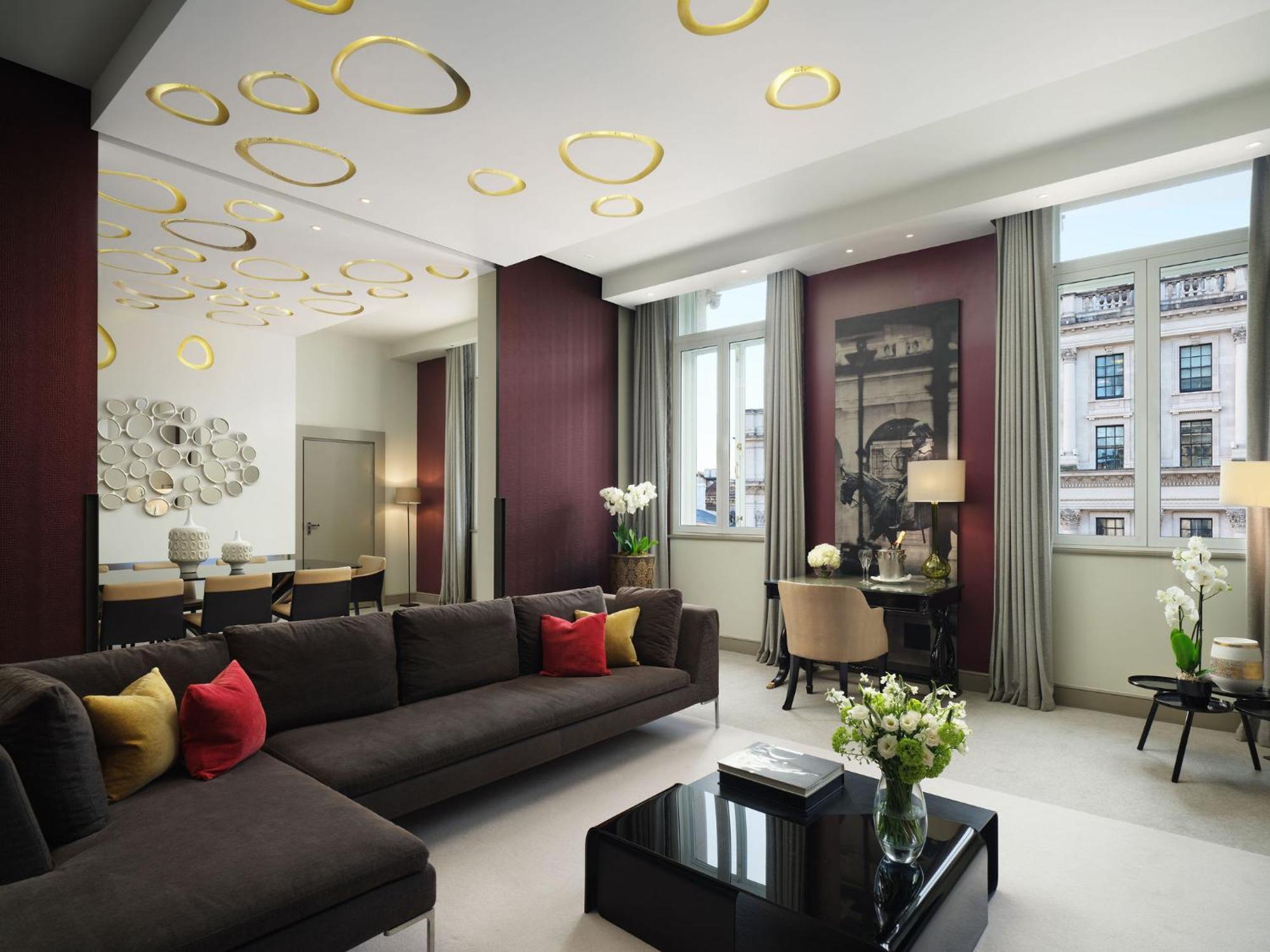 โซฟิเทล ลอนดอน เซนต์เจมส์ Hotel ห้อง รูปภาพ The living room of a suite at The Dorchester